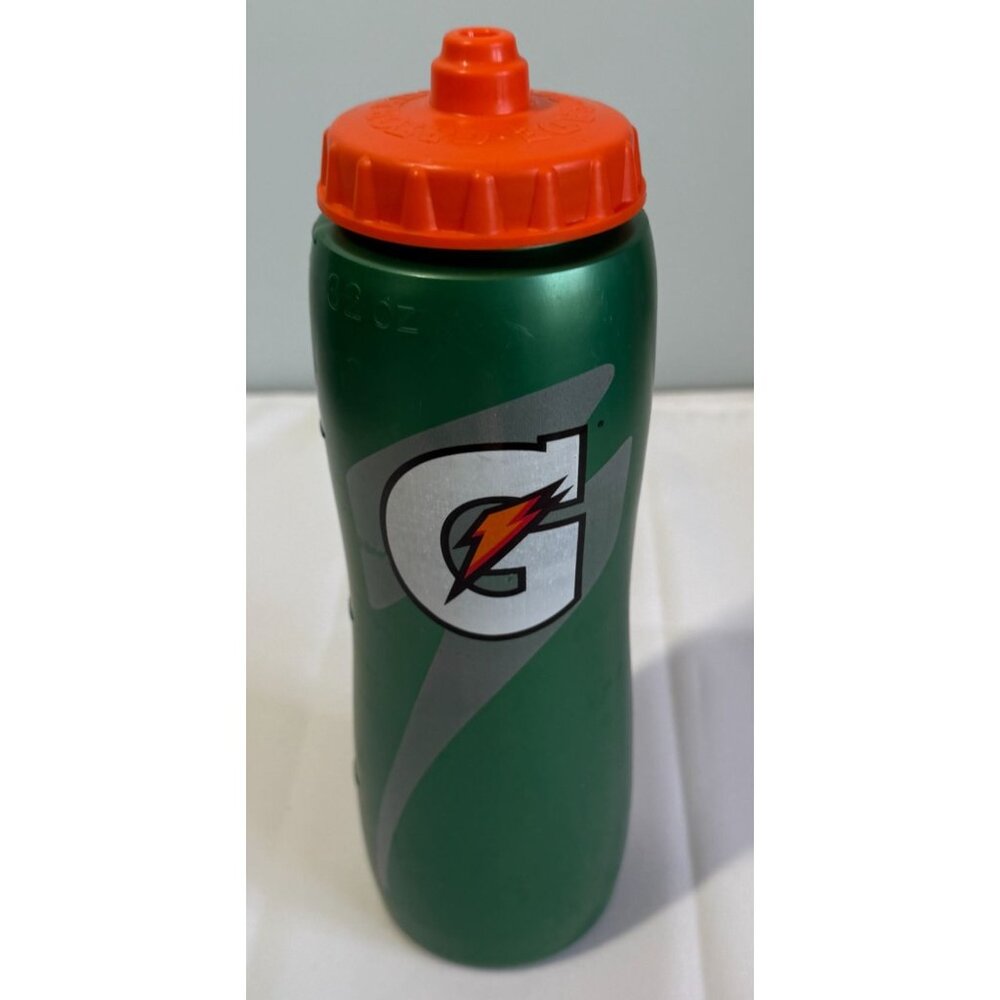 Gatorade 32oz Contour Squeeze Bottle Green/Orange Lid Sports Practice Gym